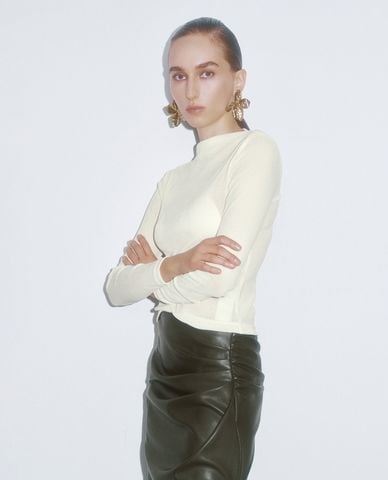  URBAN REVIVO - Áo thun nữ cổ cao tay dài xuyên thấu Skinny 