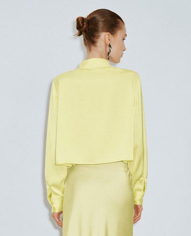  URBAN REVIVO - Áo sơ mi nữ cổ bẻ tay dài phom croptop Button Up Straight 