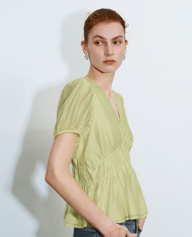  URBAN REVIVO - Áo kiểu nữ cổ V tay ngắn phom ôm nhún bèo Skater 