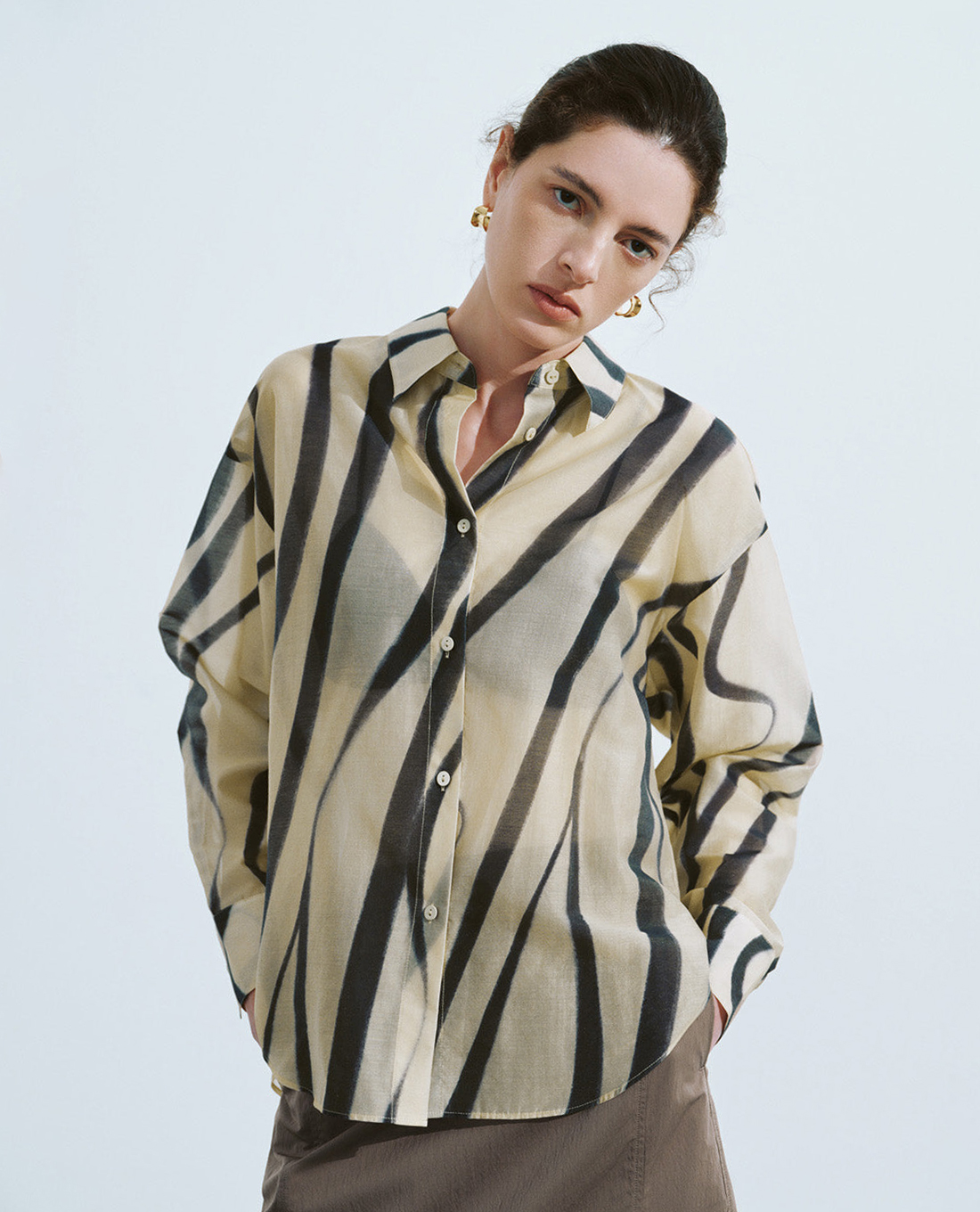 URBAN REVIVO - Áo sơ mi nữ cổ bẻ tay dài xuyên thấu Printed