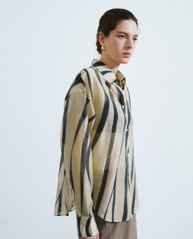  URBAN REVIVO - Áo sơ mi nữ cổ bẻ tay dài xuyên thấu Printed 