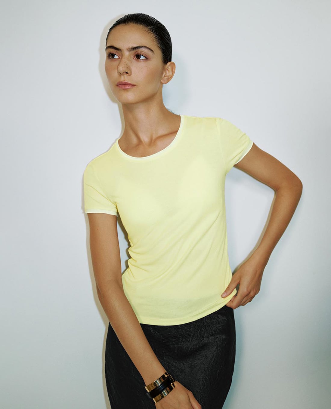 URBAN REVIVO - Áo thun nữ cổ tròn tay ngắn hiện đại