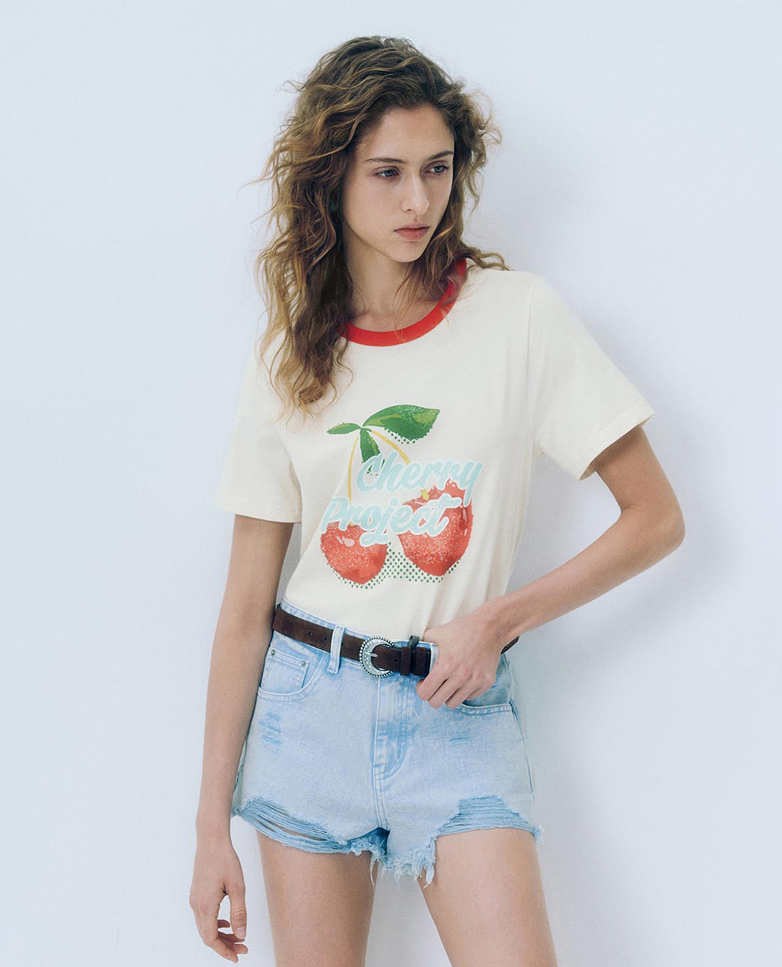 URBAN REVIVO - Áo thun nữ cổ tròn tay ngắn trẻ trung