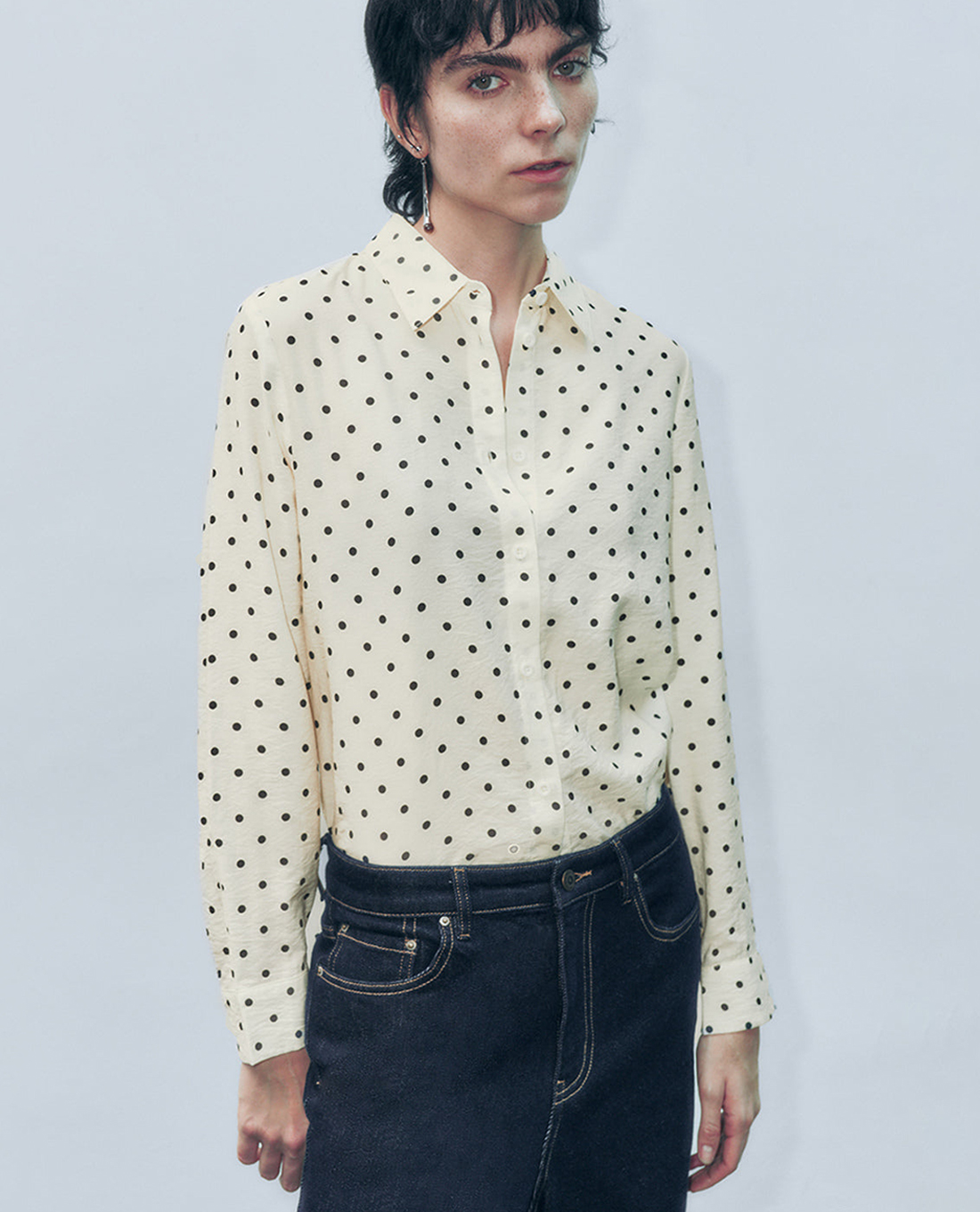 URBAN REVIVO - Áo sơ mi nữ cổ bẻ tay dài Polka Dot