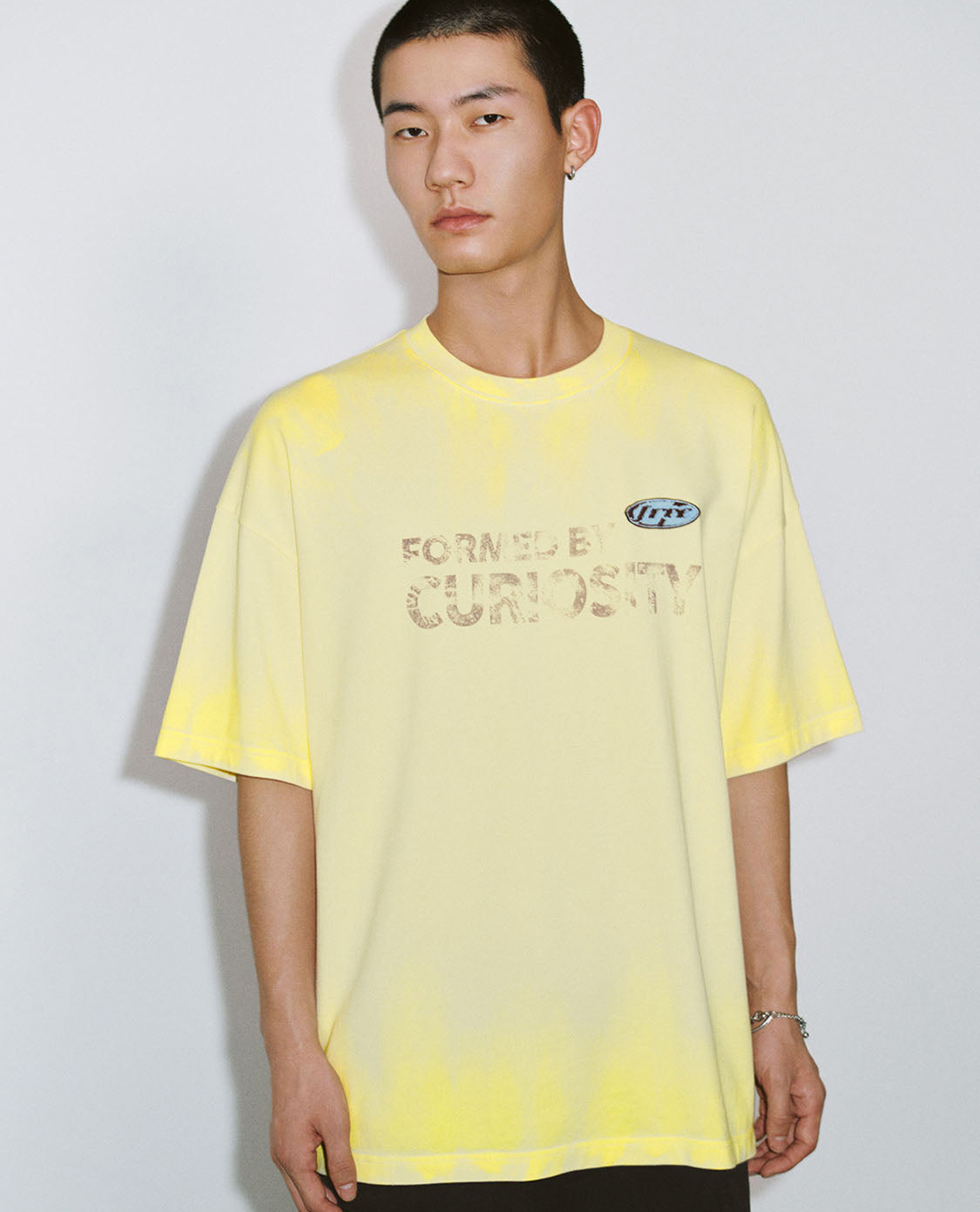 URBAN REVIVO - Áo thun nam cổ tròn tay ngắn hiện đại