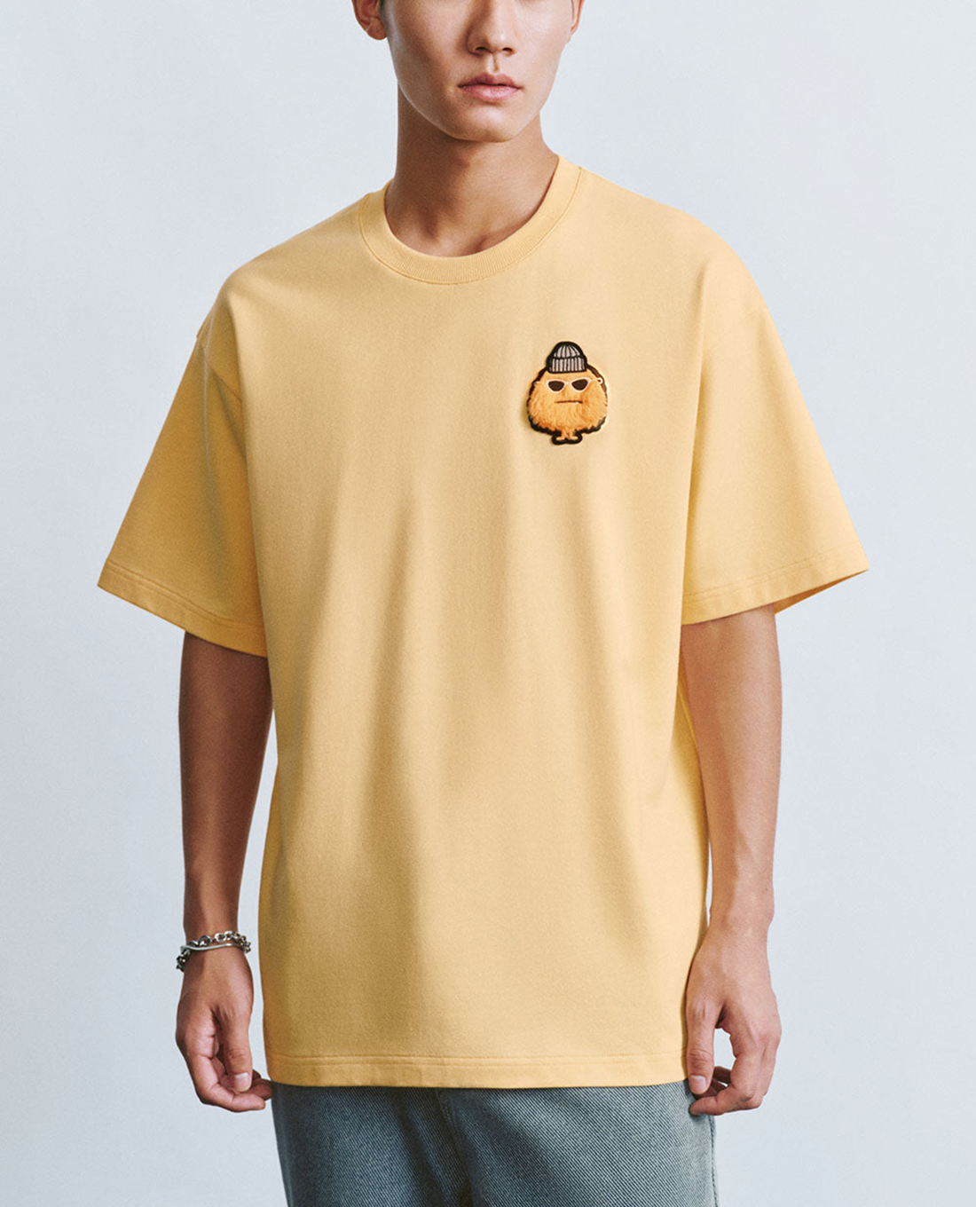 URBAN REVIVO - Áo thun nam cổ tròn tay ngắn phối hình thêu trẻ trung Printed