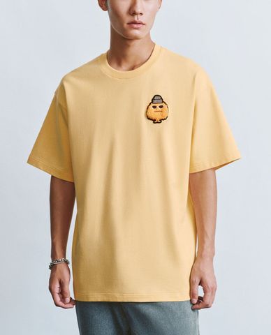  URBAN REVIVO - Áo thun nam cổ tròn tay ngắn phối hình thêu trẻ trung Printed 