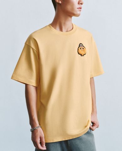  URBAN REVIVO - Áo thun nam cổ tròn tay ngắn phối hình thêu trẻ trung Printed 