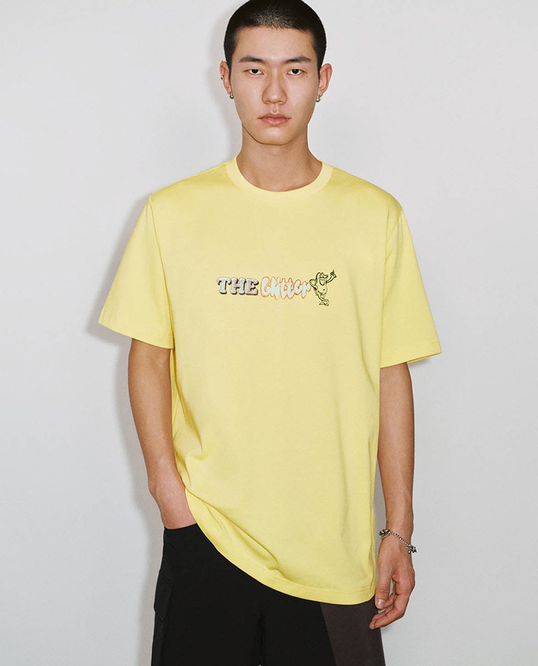 URBAN REVIVO - Áo thun nam cổ tròn tay ngắn in chữ