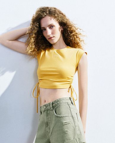  URBAN REVIVO - Áo croptop nữ cổ tròn tay ngắn Lace Up 