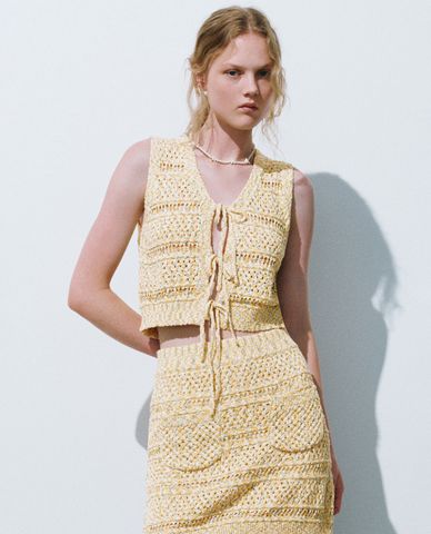  URBAN REVIVO - Áo dệt kim nữ sát nách thắt dây nữ tính 