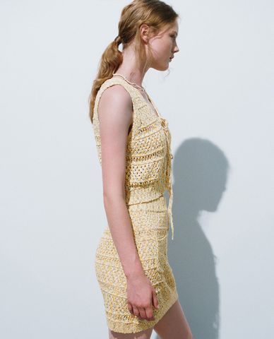  URBAN REVIVO - Áo dệt kim nữ sát nách thắt dây nữ tính 