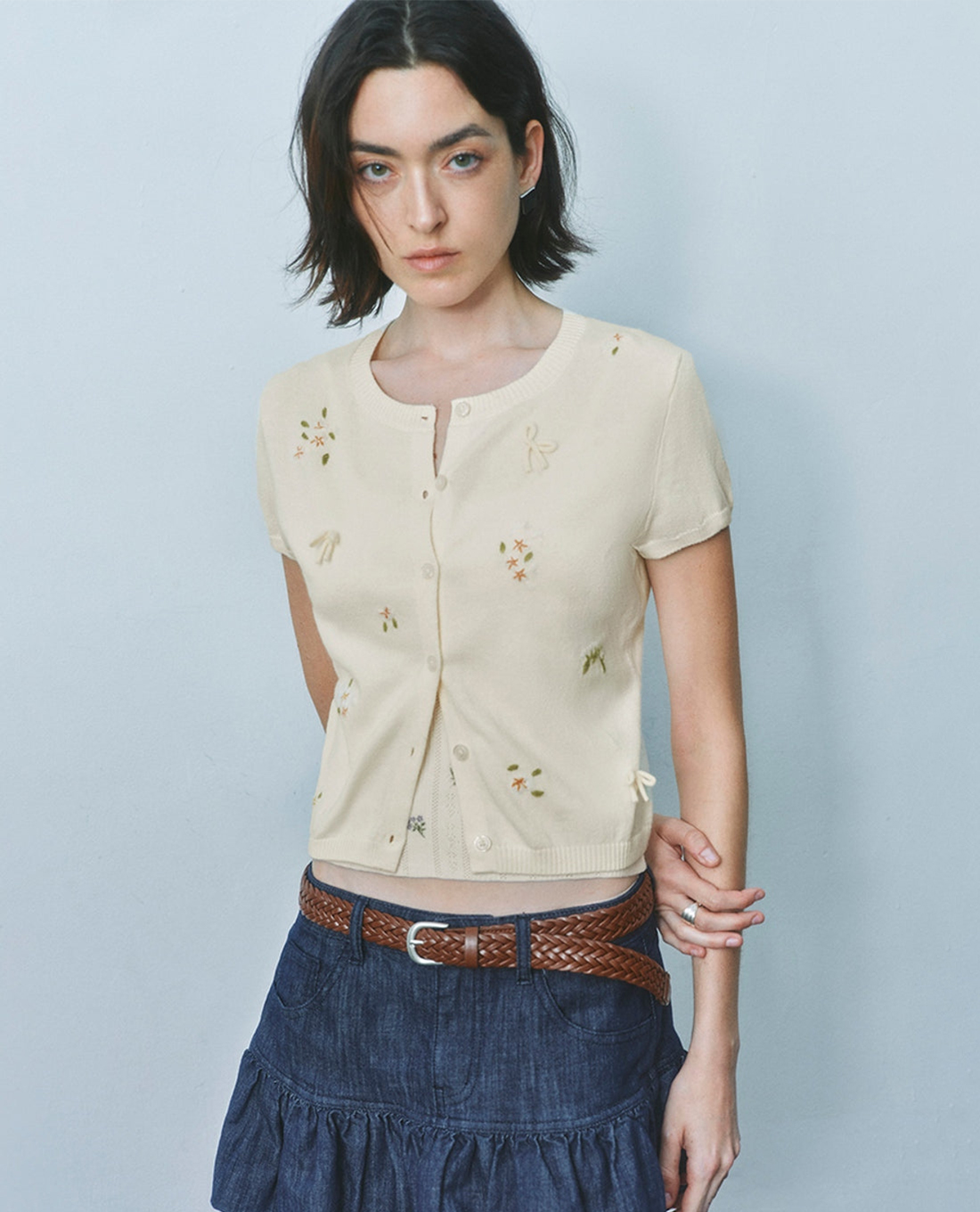 URBAN REVIVO - Áo khoác dệt kim nữ tay ngắn phom croptop