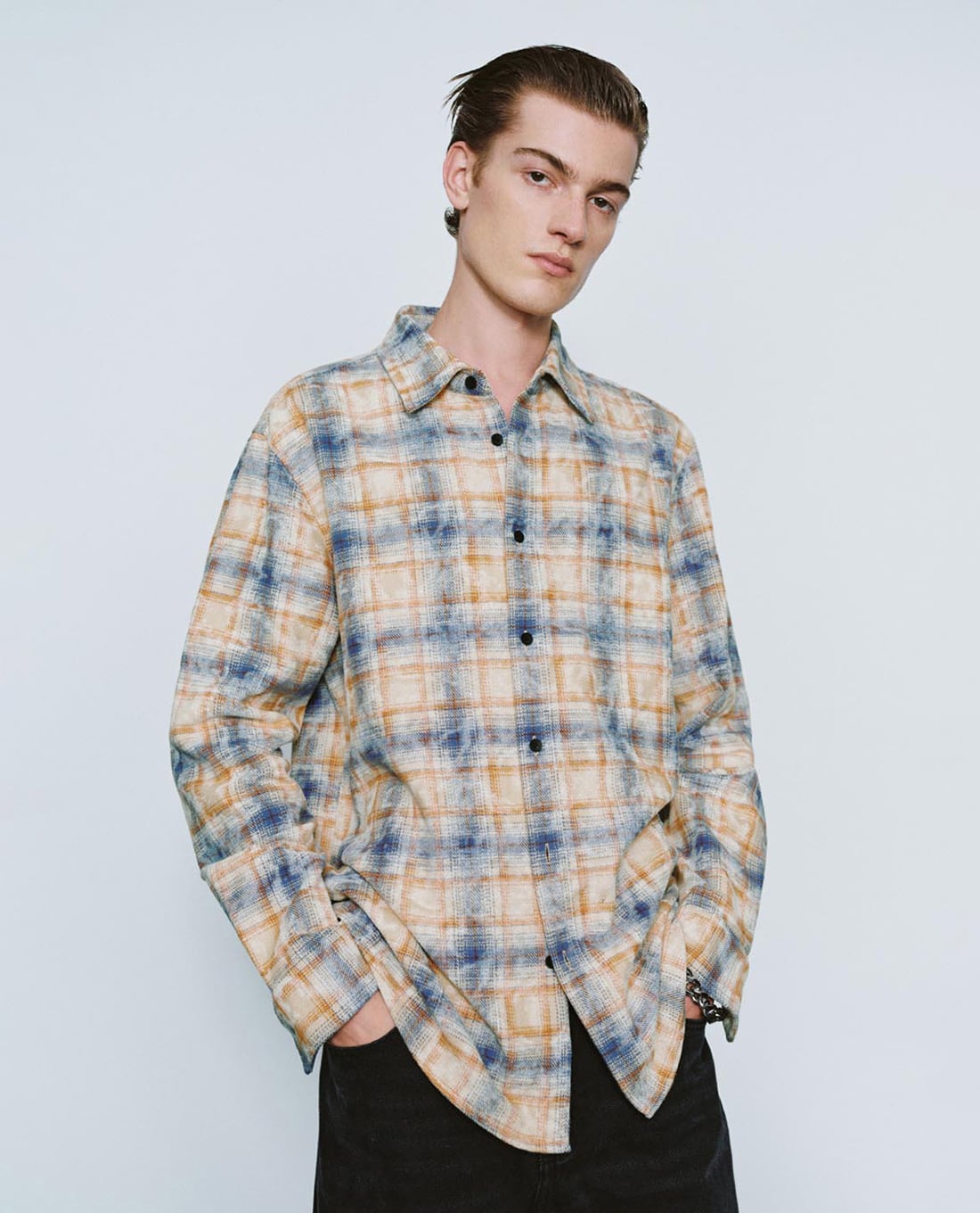 URBAN REVIVO - Áo sơ mi nam cổ bẻ tay dài họa tiết caro