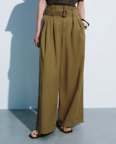  URBAN REVIVO - Quần nữ ống rộng lưng cao phối thắt lưng Loose 