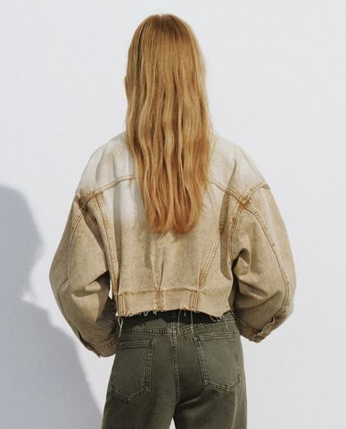  URBAN REVIVO - Áo khoác croptop nữ denim phối túi Gradient Straight 