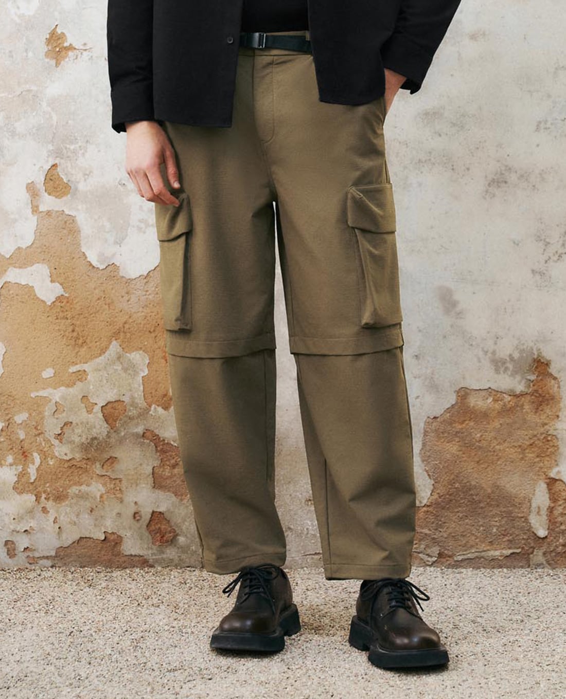 URBAN REVIVO - Quần nam ống rộng phối túi hộp cá tính