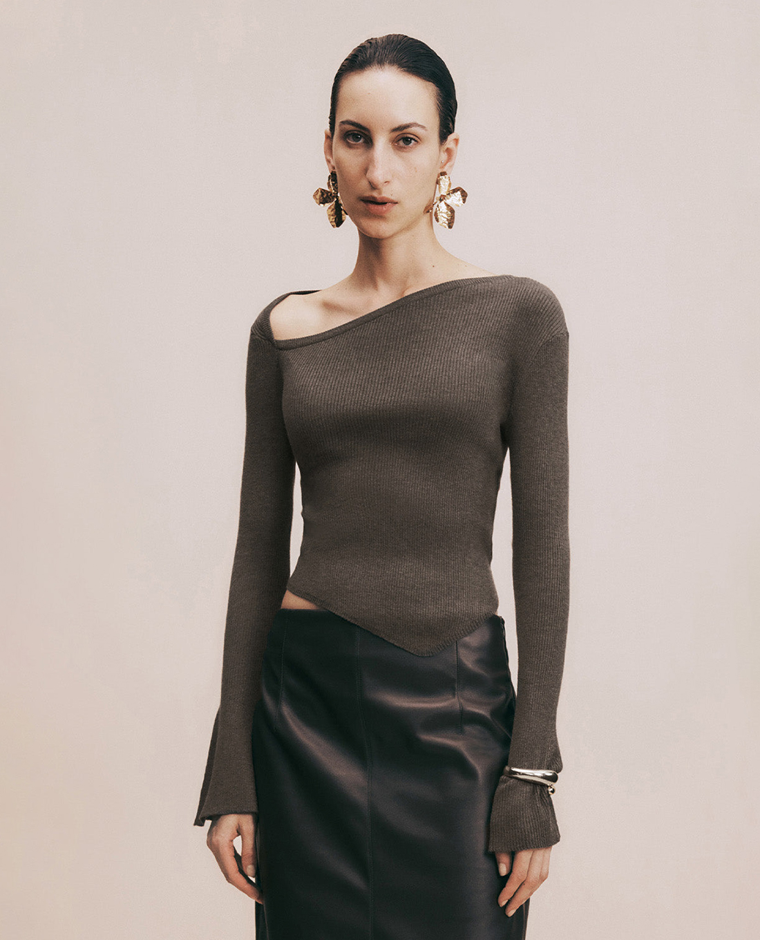 URBAN REVIVO - Áo kiểu nữ tay dài phom ôm One Shoulder