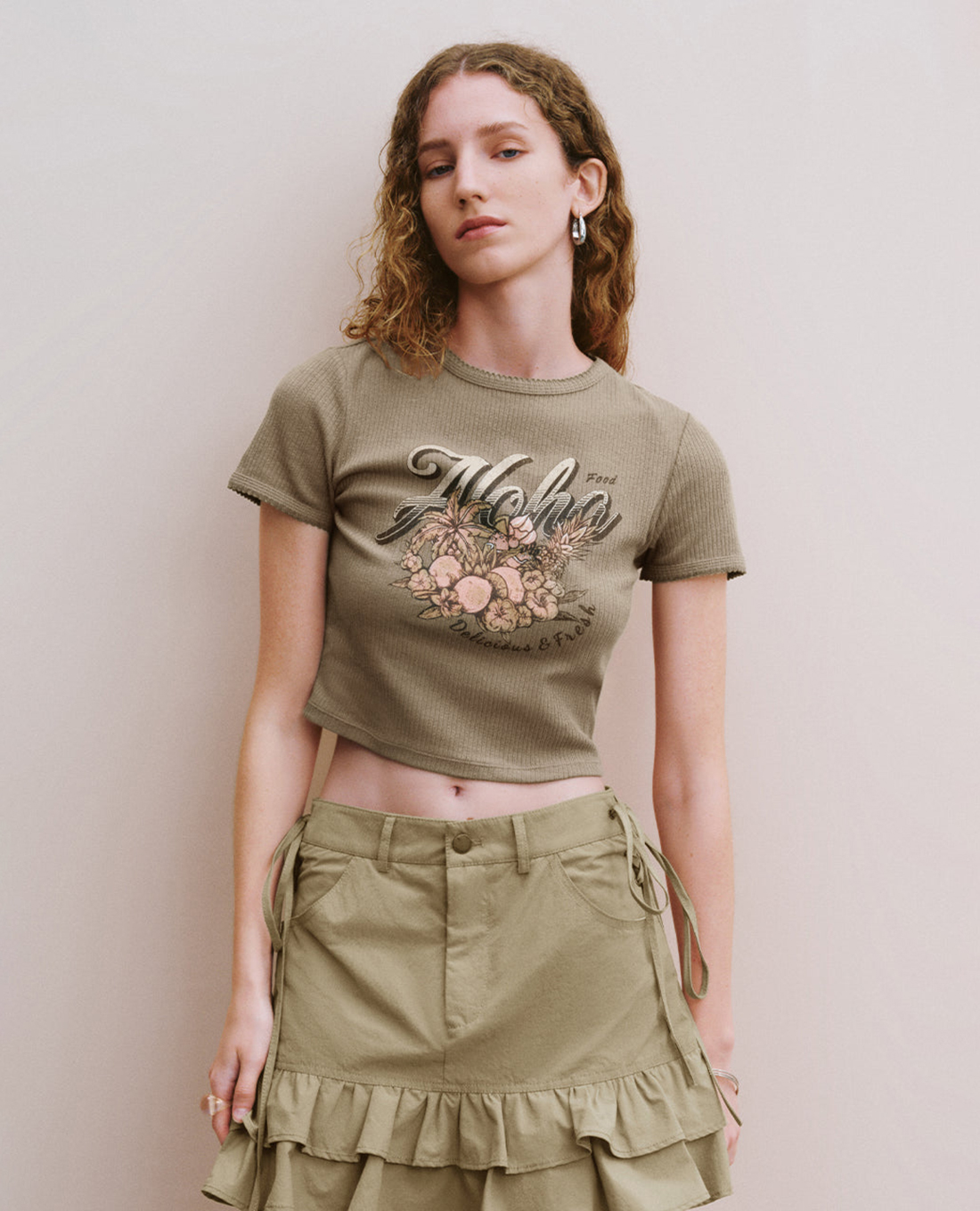 URBAN REVIVO - Áo croptop nữ in hình hiện đại