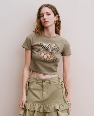  URBAN REVIVO - Áo croptop nữ in hình hiện đại 