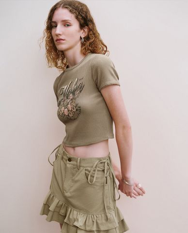  URBAN REVIVO - Áo croptop nữ in hình hiện đại 