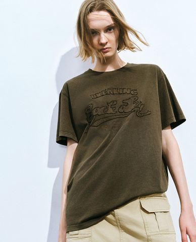  URBAN REVIVO - Áo thun nữ cổ tròn tay ngắn in hình nổi bật 