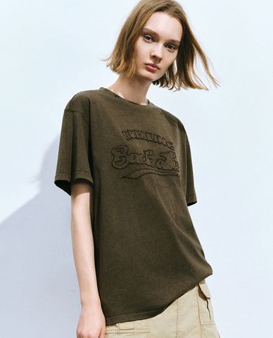  URBAN REVIVO - Áo thun nữ cổ tròn tay ngắn in hình nổi bật 