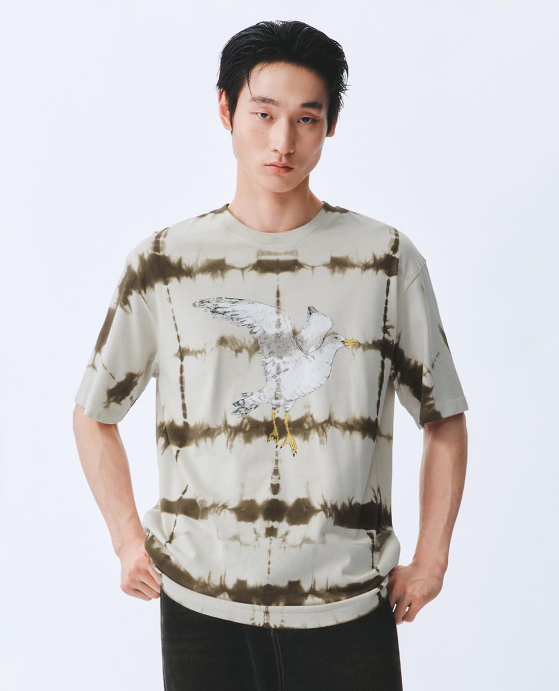 URBAN REVIVO - Áo thun nam cổ tròn tay ngắn in hình