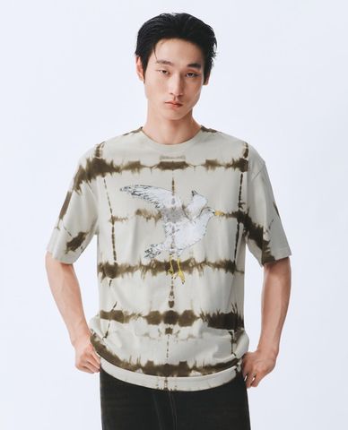  URBAN REVIVO - Áo thun nam cổ tròn tay ngắn in hình 