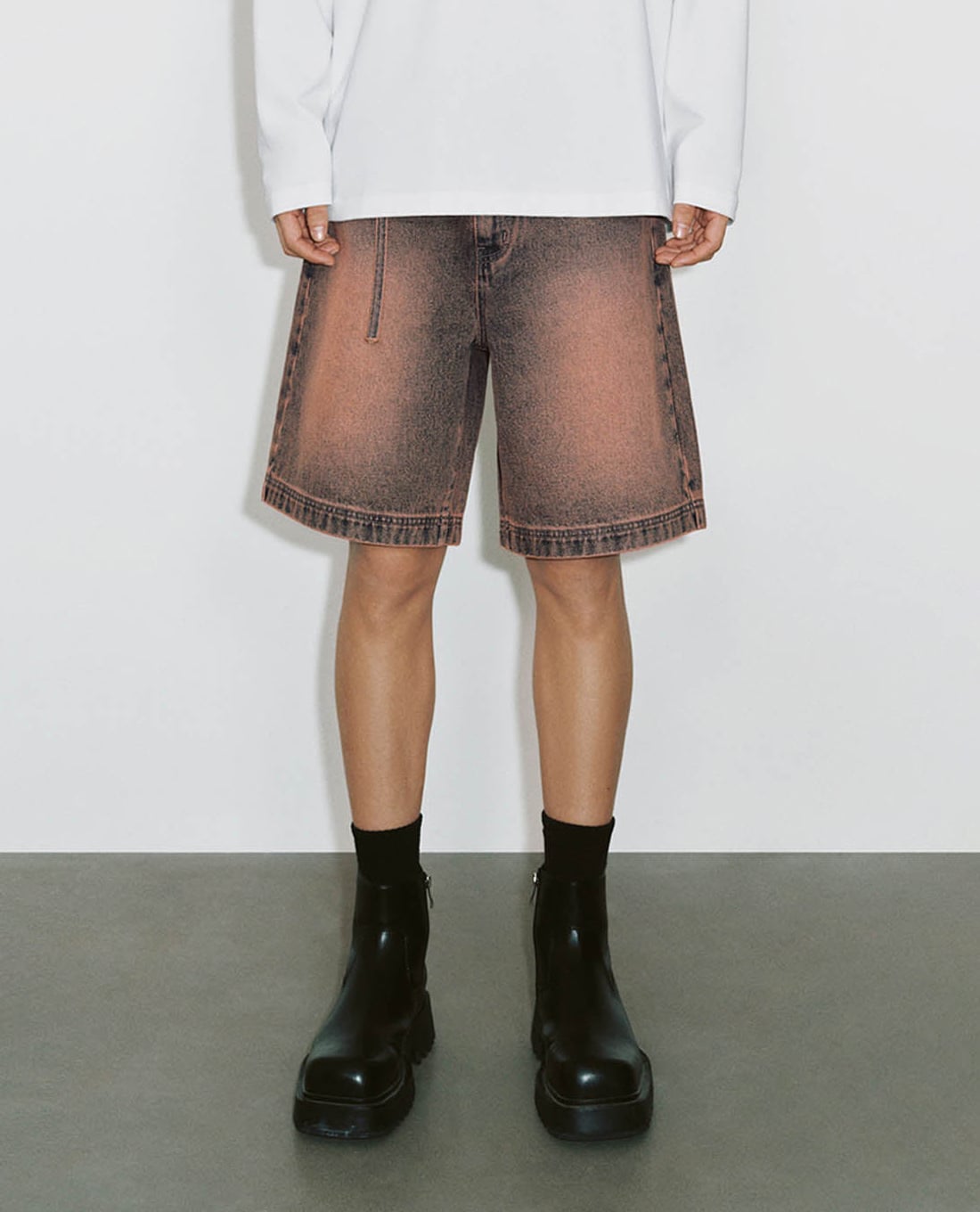 URBAN REVIVO - Quần short jeans nam ngang gối hiện đại