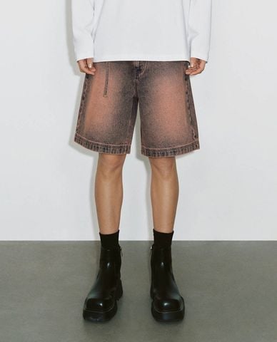  URBAN REVIVO - Quần short jeans nam ngang gối hiện đại 