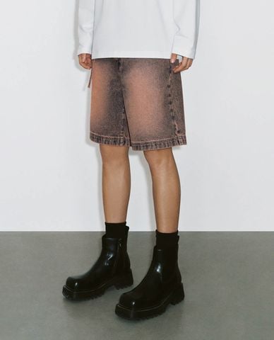  URBAN REVIVO - Quần short jeans nam ngang gối hiện đại 