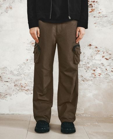  URBAN REVIVO - Quần nam ống rộng phối túi hộp Side Pocket 