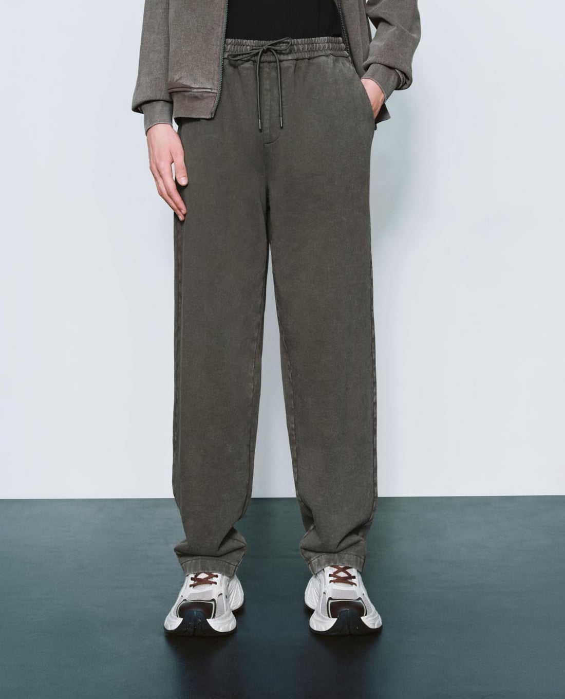 URBAN REVIVO - Quần nam ống rộng lưng thun Loose Drawstring