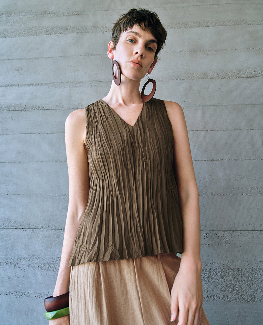 URBAN REVIVO - Áo sát nách nữ cổ V xếp li nữ tính Shirred
