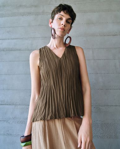  URBAN REVIVO - Áo sát nách nữ cổ V xếp li nữ tính Shirred 