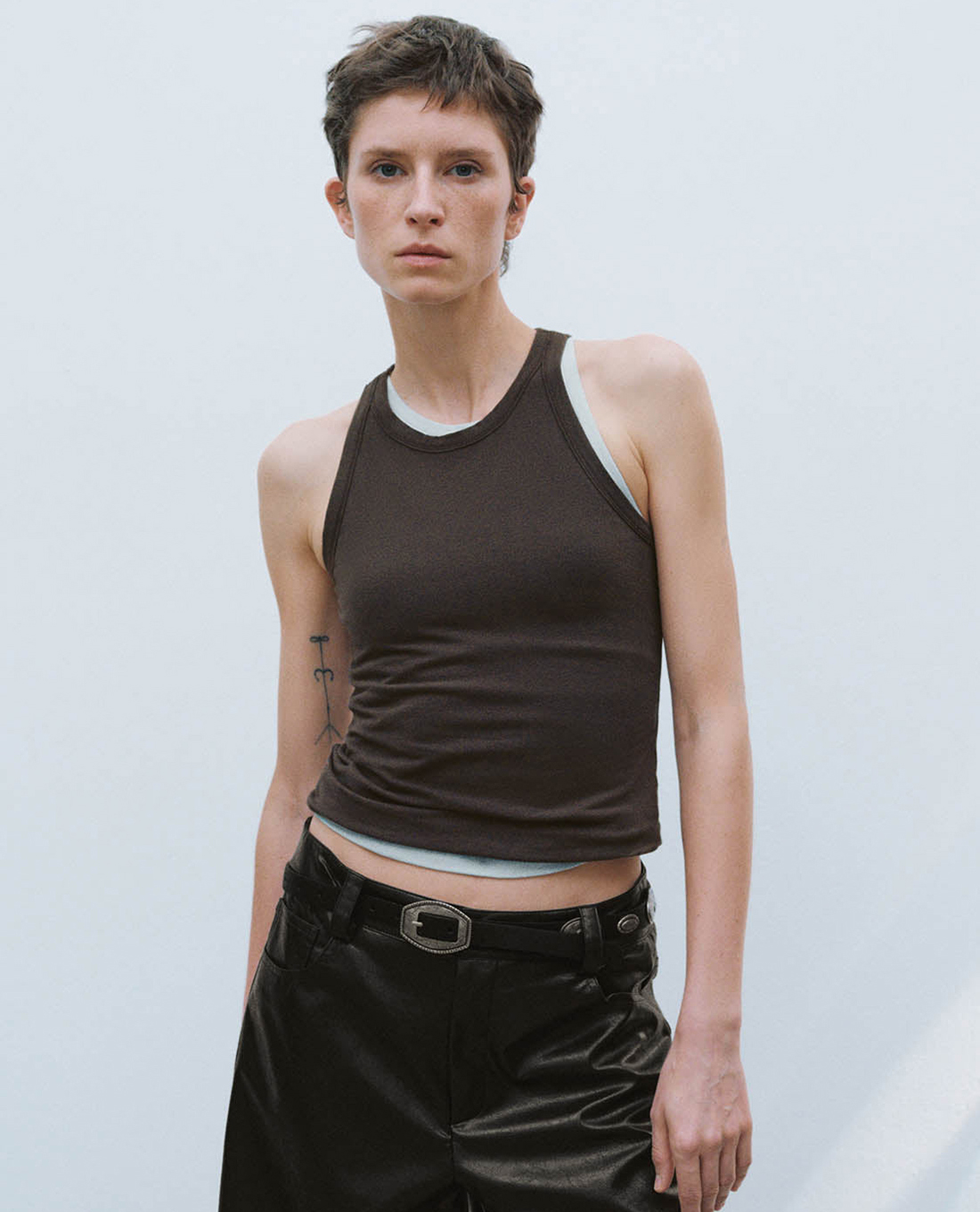 URBAN REVIVO - Áo ba lỗ nữ cổ tròn phom ôm