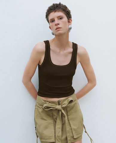  URBAN REVIVO - Áo ba lỗ nữ cổ chữ U năng động 