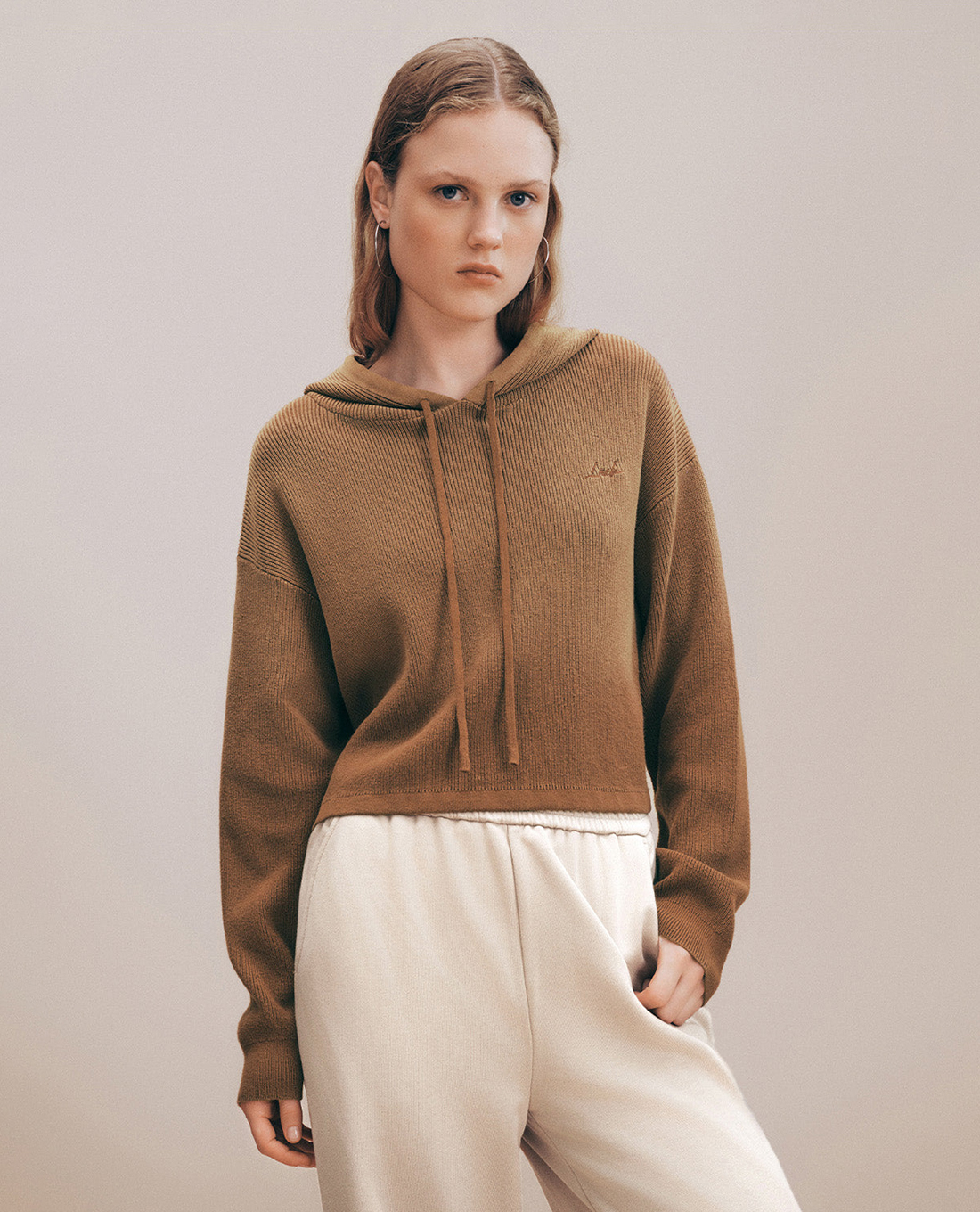 URBAN REVIVO - Áo dệt kim nữ tay dài phối mũ Gradient Hooded