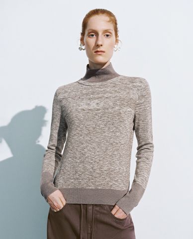  URBAN REVIVO - Áo dệt kim nữ cổ lọ tay dài phom ôm tôn dáng 