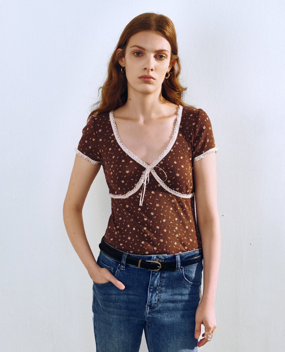 URBAN REVIVO - Áo kiểu nữ cổ V tay ngắn Skinny