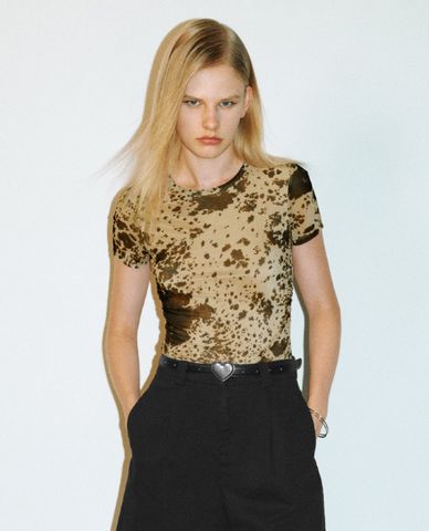  URBAN REVIVO - Áo thun nữ cổ tròn tay ngắn in họa tiết độc đáo 