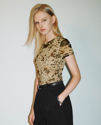  URBAN REVIVO - Áo thun nữ cổ tròn tay ngắn in họa tiết độc đáo 