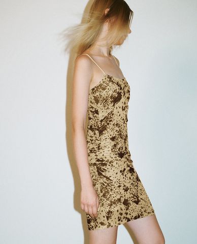  URBAN REVIVO - Đầm hai dây mini in họa tiết cá tính 