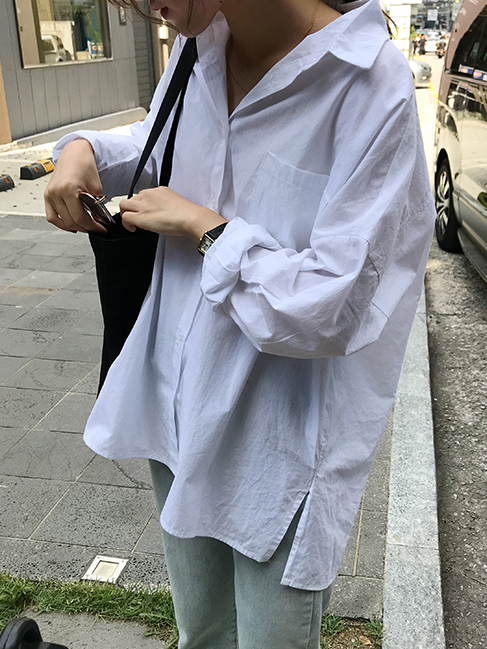 Áo sơ mi oversized xẻ tà trắng Nhà Kho Liti