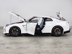 Xe Mô Hình Nissan GT-R(R35) 50th AnniVersary 1:18 MotorHelix (Brilliant Pear White)