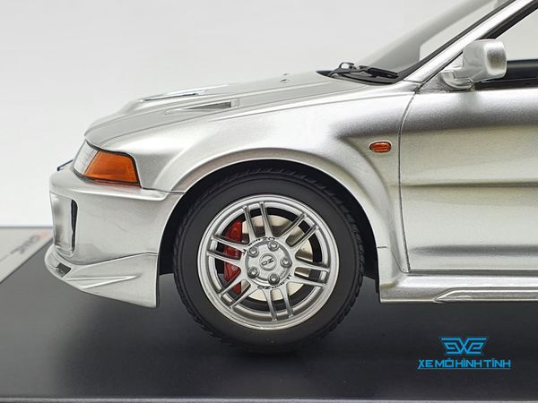 XE MÔ HÌNH Mitsubishi Lance Evolution V 1:18 TarmacWorks (BẠC)