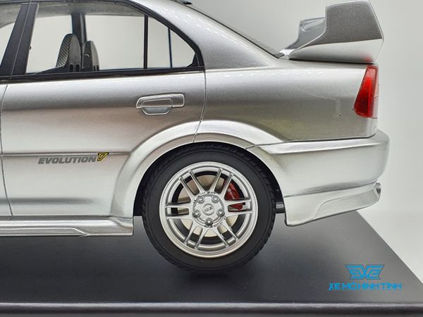 XE MÔ HÌNH Mitsubishi Lance Evolution V 1:18 TarmacWorks (BẠC)