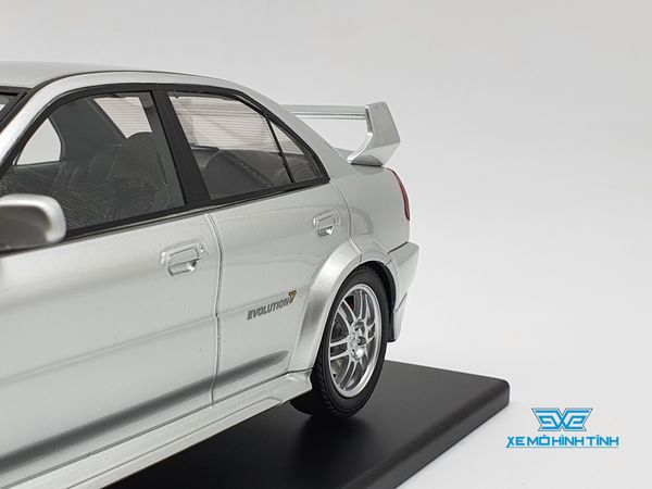 XE MÔ HÌNH Mitsubishi Lance Evolution V 1:18 TarmacWorks (BẠC)