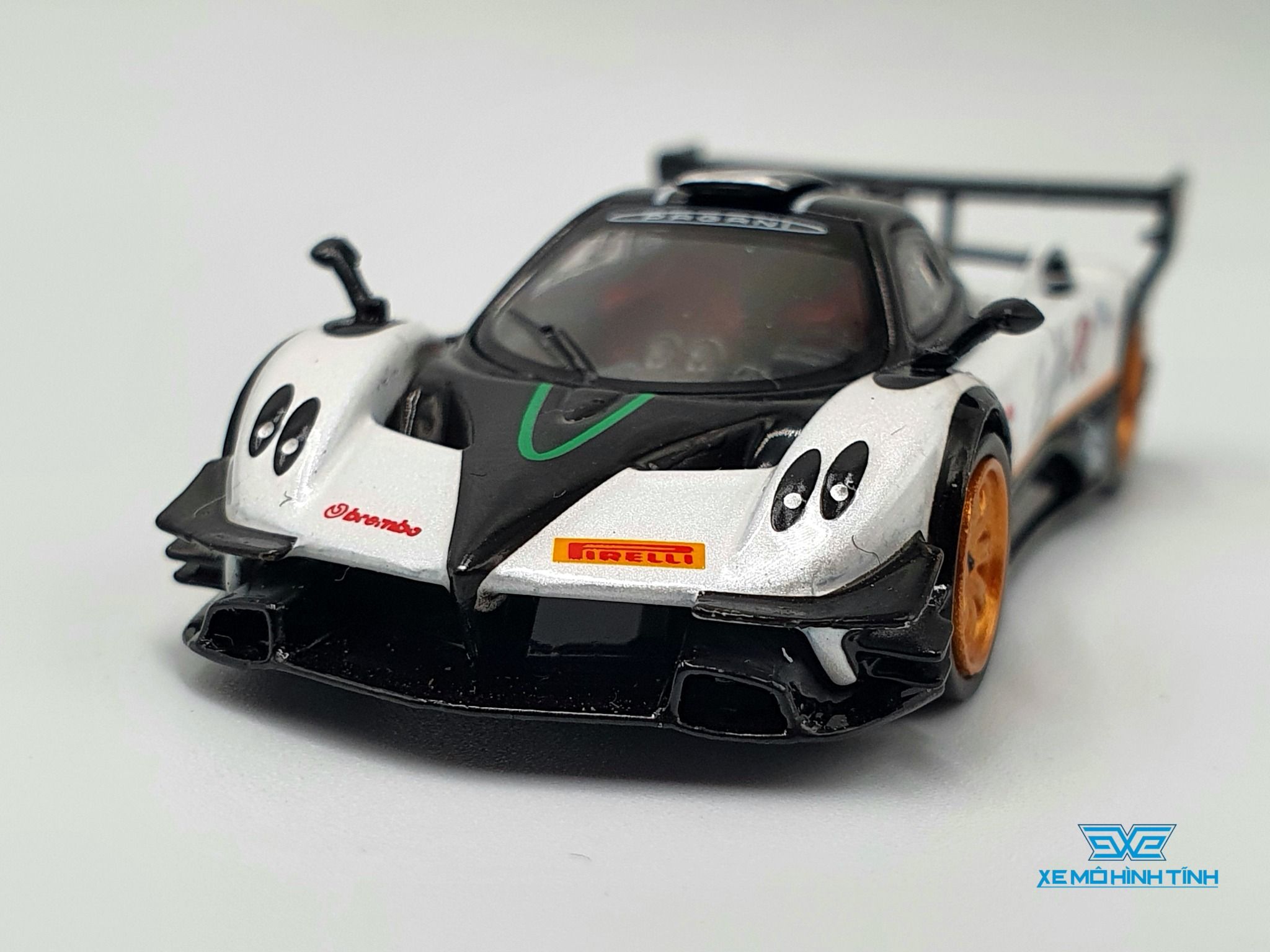 Xe Mô Hình Pagani Zonda Revolucion Bianco Benny 1:64 Tarmac Works Xe Mô Hình Pagani Zonda Revolucion Bianco Benny 1:64 Tarmac Works